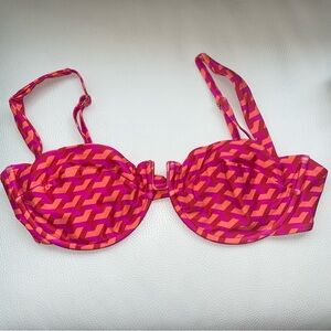 Monday Swimwear Cala Roja Top Fuchsia Geo Size VV